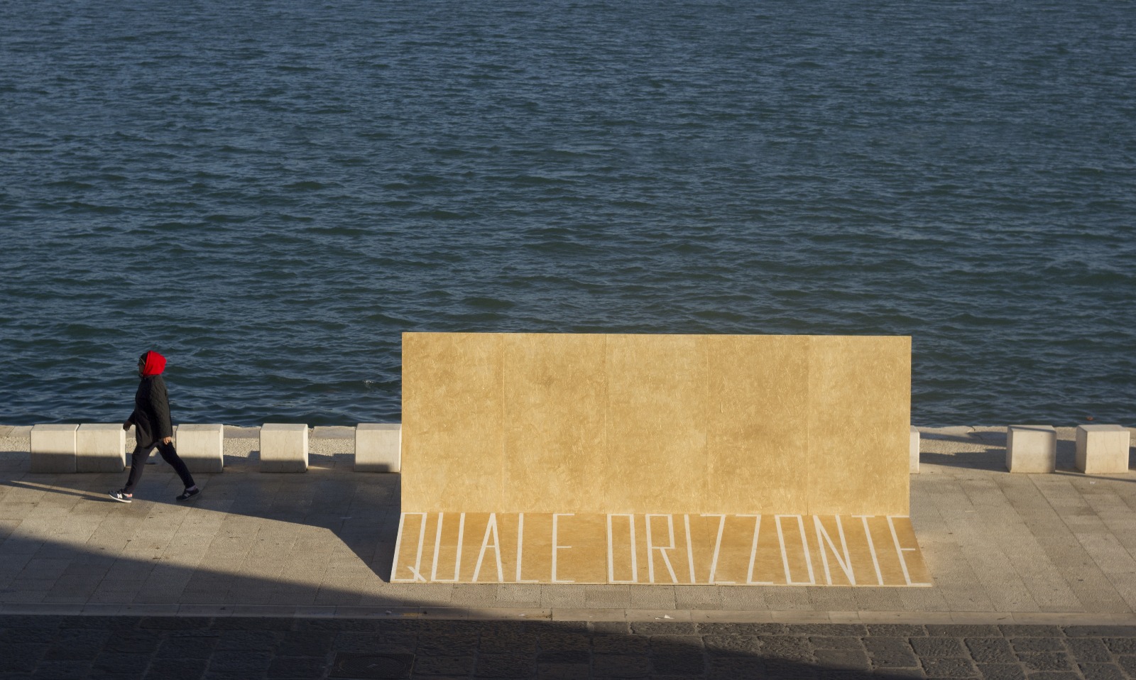 Quale Orizzonte, installazione artistica urbana presso il lungomare di Brindisi